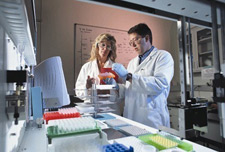 Imagen de dos cientficos en un laboratorio