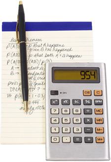 Imagen de una calculadora y un bloc de notas.