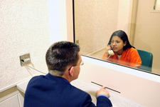 Imagen de un abogado hablando con una persona en prisin.