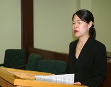 Imagen de una abogada en el podio.