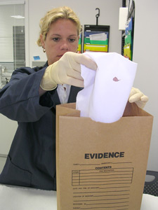 Imagen de una mujer introduciendo correctamente evidencia biolgica colocando evidencia en una bolsa de papel caf.