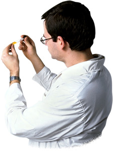 Imagen de un mdico realizando pruebas y anlisis de ADN.