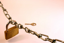 Imagen de un candado, una llave y una cadena.