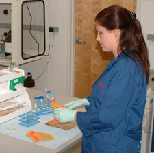 Imagen de una mujer en un laboratorio