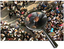 Imagen de una lente de aumento sobre una multitud